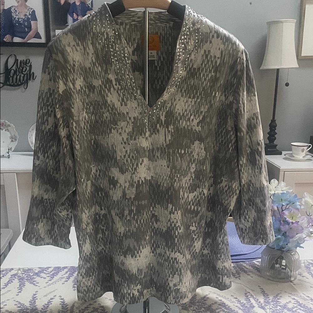 Summer Sale Markdown Gently Loved💜 Gray Patterned V-Neck Top.